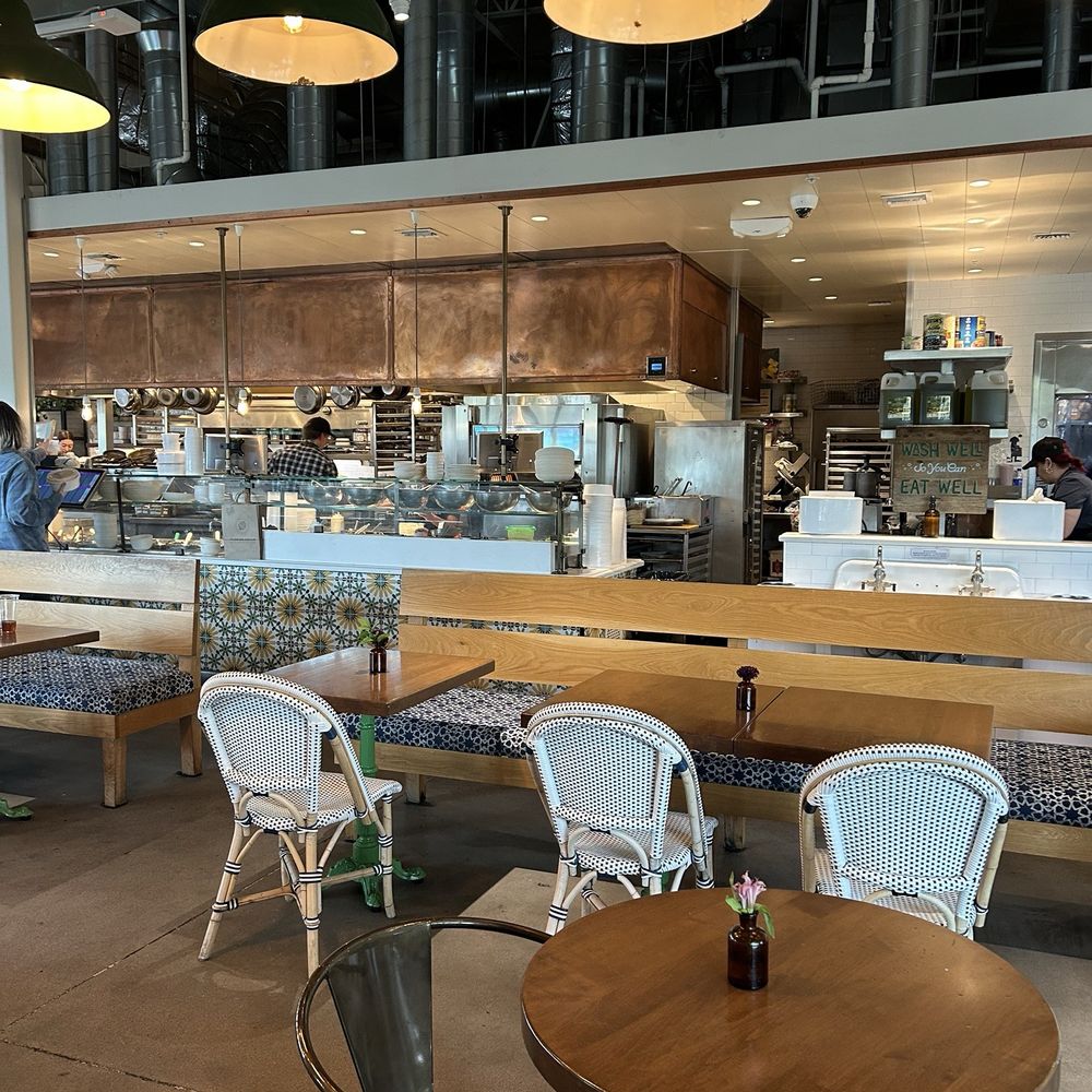 Can see the kitchen from the dining room