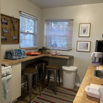 Lakewood Cabins - Cute, functional kitchen - Vacation Rentals Near Me - Big Bear Lake, California