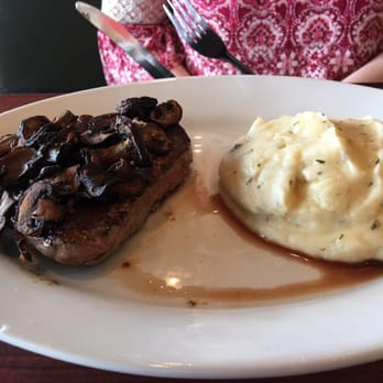 Ruby Tuesday - Bella mushroom sirloin (part one, this is what it was when it came out, mushrooms were dry and crispy and sent back) - American Near Me - Powell, Tennessee Ruby Tuesday - Bella mushroom sirloin (part one, this is what it was when it came out, mushrooms were dry and crispy and sent back) - American Near Me - Powell, Tennessee
