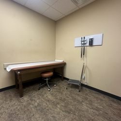 Access Medical Center Urgent Care Tulsa - E. 48th Str - Medical room