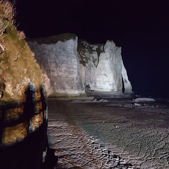 Les Falaises d'Étretat - Les falaises de nuit - Landmarks & Historical Buildings Near Me