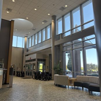 St Elizabeth Boardman Campus - Atrium - Hospitals Near Me - Youngstown, Ohio