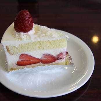 Beard Papa's - Strawberry Shortcake - Desserts Near Me - Los Angeles, California