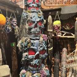 Trader Dave’s - Skull sculpture