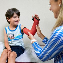 Children's Orthopedics and Sports Medicine - Meridian Mark - Little boy with arm cast