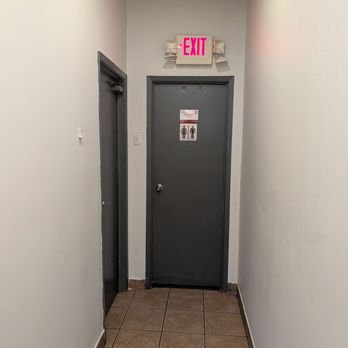 Flo's Grill & Kitchen - Hallway to the washrooms - Barbeque Near Me - Woodbridge, Ontario