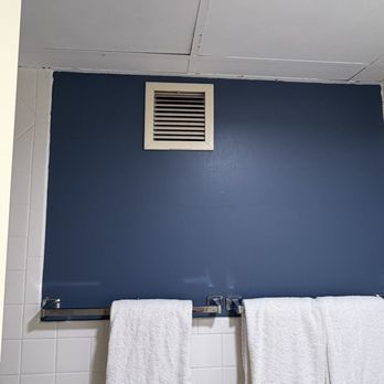 Clarion Inn Grand Junction Airport - Bathroom with drop ceiling and rusted trim - Hotels Near Me - Grand Junction, Colorado Clarion Inn Grand Junction Airport - Bathroom with drop ceiling and rusted trim - Hotels Near Me - Grand Junction, Colorado