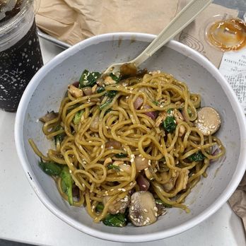 honeygrow - Sesame Chicken Stir Fry - Salad Near Me - Old Bridge, New Jersey