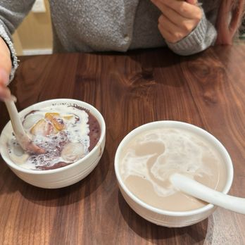 佳佳甜品 - Rice, Mango, Coconut Milk Soup (left), Sesame Soup (right) - Desserts Near Me - Hong Kong, HK