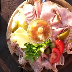Gasthaus Siriuskogl - Ein Kogl  Brettl - sehr zu empfehlen!  Service sehr flott, interessante Biere aus Ottensheim (Thor  Bräu)
