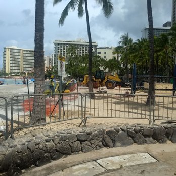 Waikiki Beach - construction grader next to statue of the Duke. - Beaches Near Me Waikiki Beach - construction grader next to statue of the Duke. - Beaches Near Me