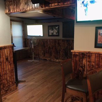 Del's Bar & Grill - Beer Bar Near Me - Oyster Bay, New York