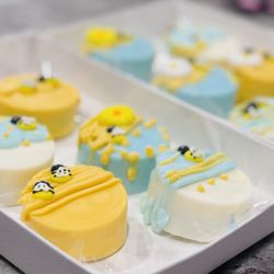 Kikiz Passion Bakery - Beehive Chocolate Covered Oreos