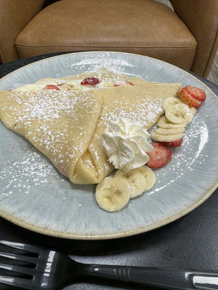 Crepe Berry Logo