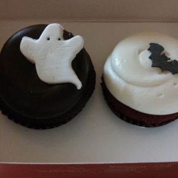 Georgetown Cupcake - Ghost chocolate cupcake and Vampire red velvet - Cupcakes Near Me - Washington, DC, District of Columbia
