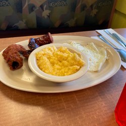 Country Kitchen - Eggs, grits and smoked sausage