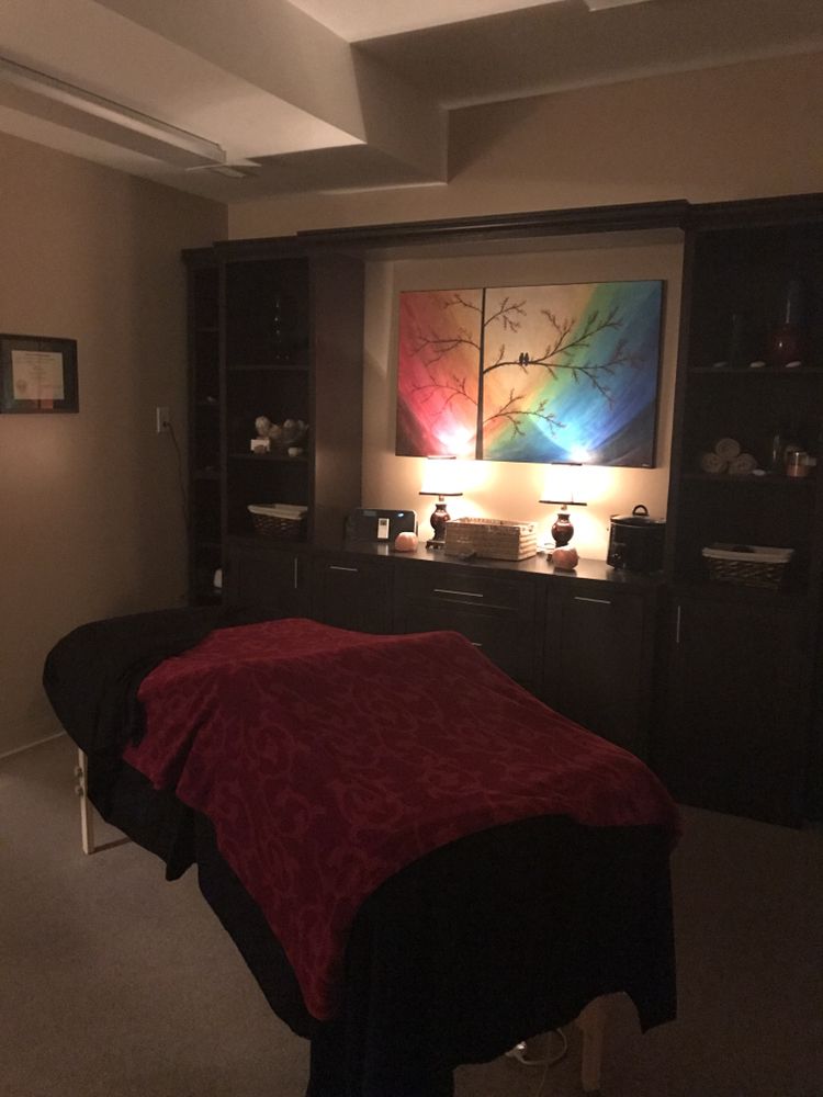 AmyKMassage Logo