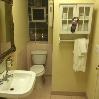 Willows Hotel Chicago - Oh noez. A small bathroom ;) - Hotels Near Me - Chicago, Illinois Willows Hotel Chicago - Oh noez. A small bathroom ;) - Hotels Near Me - Chicago, Illinois