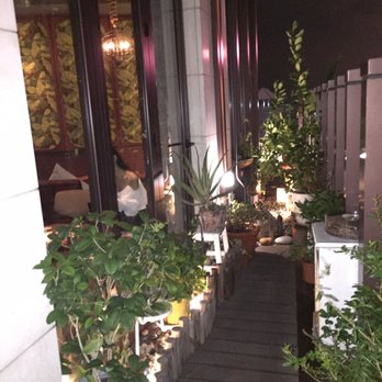 Vea Restaurant & Lounge - Cute outdoor area - for plants only - Cocktail Bars Near Me - Hong Kong, HK
