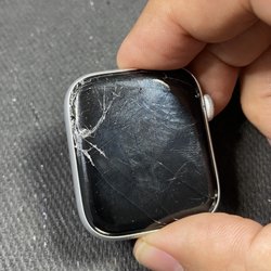iRestore Cracked Screen Help - This Apple Watch Series 5 screen was cracked, and water got into it. We replaced the screen and got it working fine again!