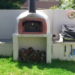 Golden Grove Bed and Breakfast - Wood Fired Pizza Oven in backyard