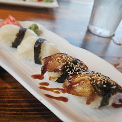 Nigori Gourmet & Sushi bar - Fresh scallop and Eel sushi