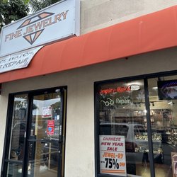 Fine Jewlery - The storefront--not to be confused the the jewelry and watch repair stand in the same parking lot.
