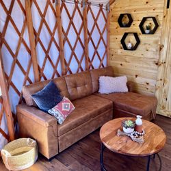 Paisano Azul Ranch - Living area in yurt