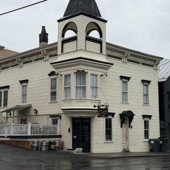 Governor's Tavern - Exterior - American Near Me - Hudson, New York