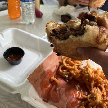 Single Tree BBQ - The "Porch" Burger - Food Trucks Near Me - Murfreesboro, Tennessee