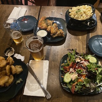 The Ojai Beverage - Mac n Cheese with Bacon, Fried Pickles, Thai Chili Wings, Garden Salad & Chief Peak IPA's. - Beer, Wine & Spirits Near Me - Ojai, California
