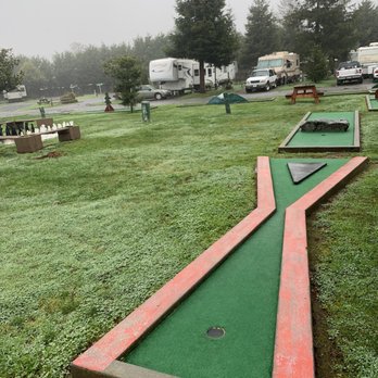 Redwood Coast Cabins & Rv Resort - Putt putt - RV Parks Near Me - Eureka, California