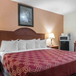 Econo Lodge Inn & Suites