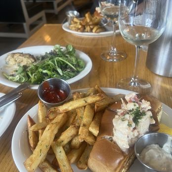 Fishwives - Lobster roll and Sauvignon blanc with a side of crab cake - Seafood Near Me - Pasadena, California Fishwives - Lobster roll and Sauvignon blanc with a side of crab cake - Seafood Near Me - Pasadena, California