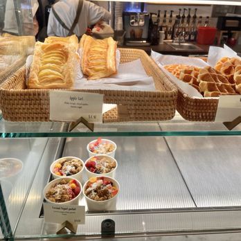 Un Je Ne Sais Quoi - Apple tart, coconut yoghurt parfait, waffle - Desserts Near Me - Washington, DC, District of Columbia