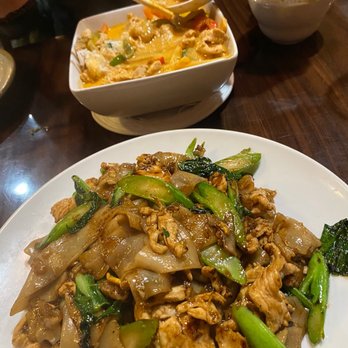 Thai Ghang Waan - Pad see ew and red curry - Thai Near Me - Springfield, Virginia
