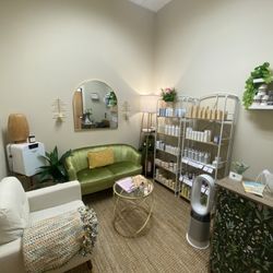 Cocoa & Dew Skin - Spa waiting room