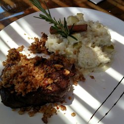 Empório Canela - Filé Magnólia com risoto de maçã verde e gorgonzola
