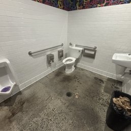 Bathroom, no mirror :(