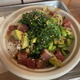 POH-KAY TUNA ~ seaweed salad miso sesame soy sauce, avocado, sweet maui onions, pickled ginger, edamame, with white rice.