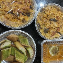 Farfalle con Pollo, Setas y Tomate, bread, Queso de Cabra con Tomate Farfalle con Pollo, Setas y Tomate, bread, Queso de Cabra con Tomate