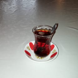 Altes Fischhaus İhtiyar Balıkçı - Und zum Abschluss Schwarzer Tee oder wie wir Türken sagen: Tschei geschrieben wirds so: Çay