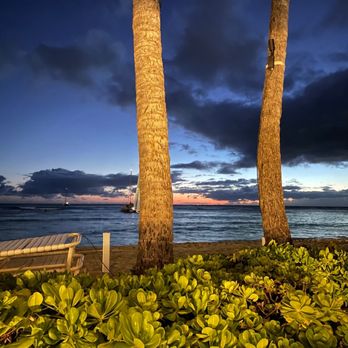 The Beach Bar - Bars Near Me - Honolulu, Hawaii The Beach Bar - Bars Near Me - Honolulu, Hawaii