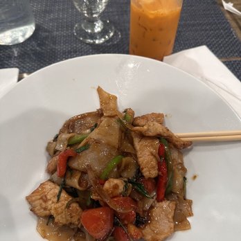 Buuz Thai Eatery - Drunken Noodle, Thai Iced Tea - Thai Near Me - Arlington, Virginia