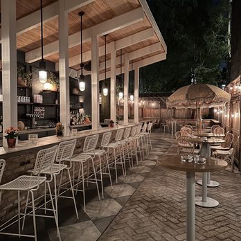 The Hi-Lo - an outdoor bar with chairs and umbrellas - Cocktail Bars Near Me - Chicago, Illinois