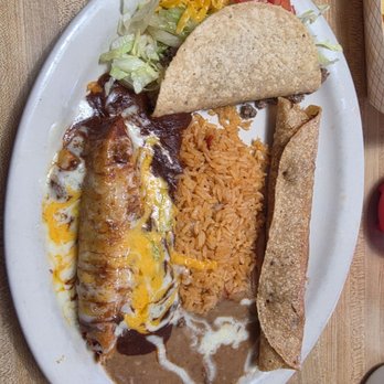 Los Jarros Restaurant - Sample plate, pork tamales, flouta, and crispy taco - Mexican Near Me - Arlington, Texas