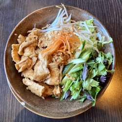 Saigon Com Nieu - Bun tofu: fine rice noodles, tofu, onions, lemongrass, salad, peanuts, soy sauce €12.90 Delicious