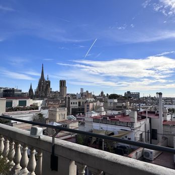Vividora - Rooftop view (featuring Cathedral) - Hotels Near Me - Barcelona, B