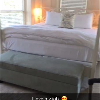 Anchorage 1770 - This is a screen shot from a video I took, so it's kind of blurry, but look at that beautiful bed - Hotels Near Me - Beaufort, South Carolina Anchorage 1770 - This is a screen shot from a video I took, so it's kind of blurry, but look at that beautiful bed - Hotels Near Me - Beaufort, South Carolina