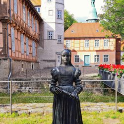 Hoffmann-von-Fallersleben-Museum - Herzogin Clara vor dem Museum (07/2020)